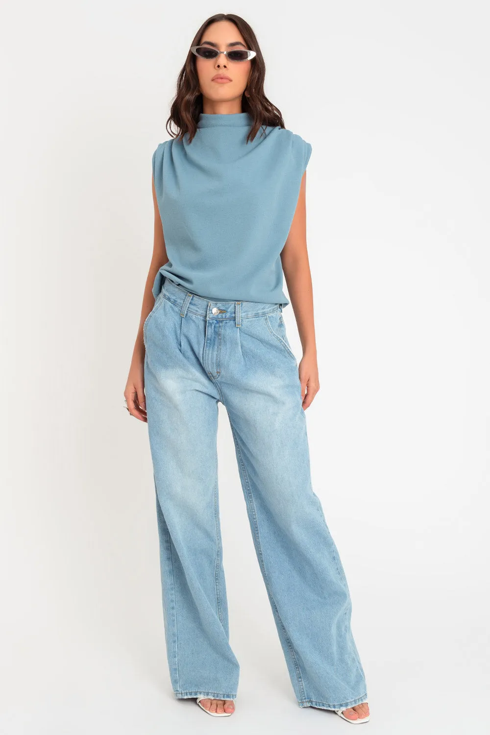 Blusa oversized sin mangas hombros plisados