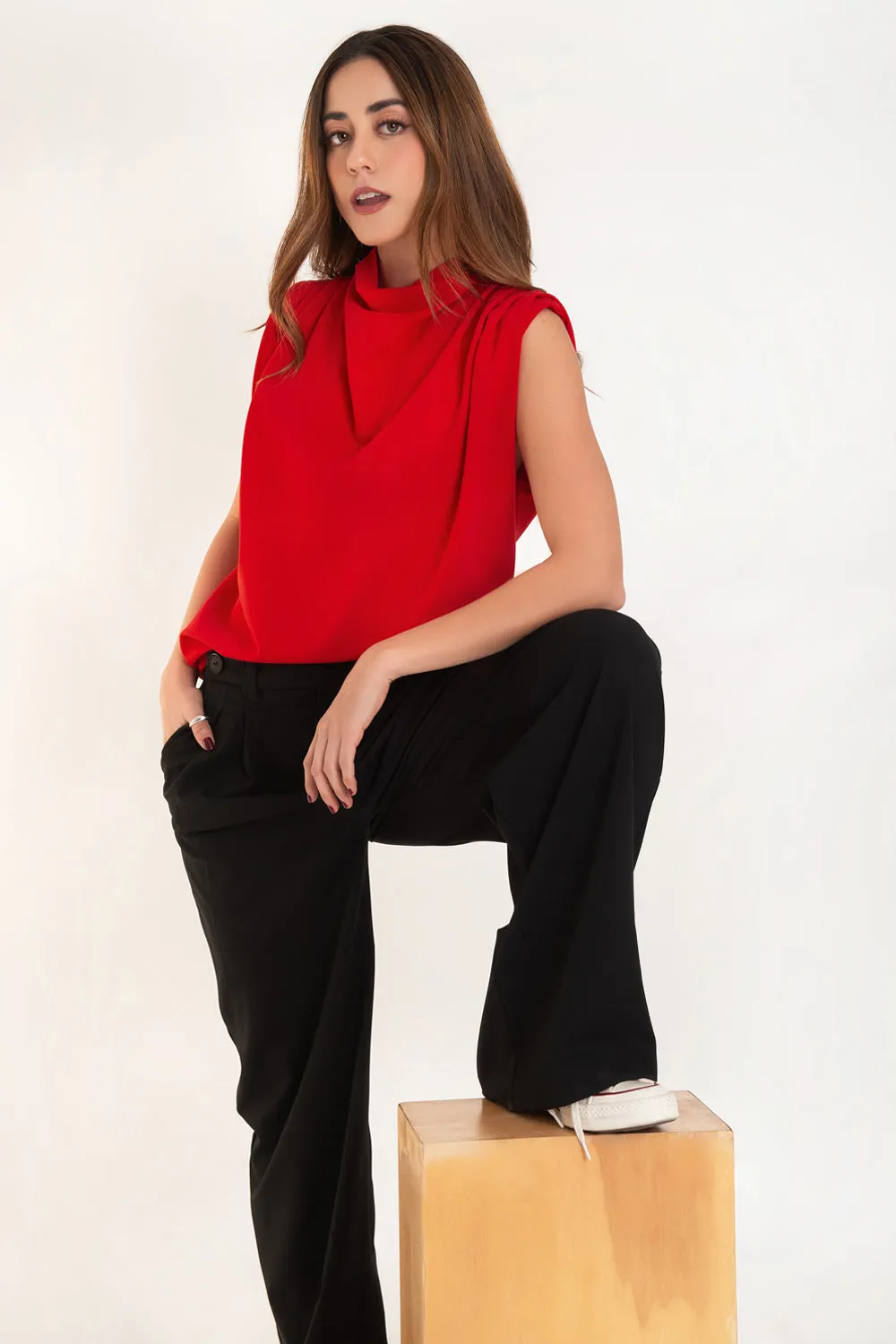 Blusa oversized sin mangas hombros plisados
