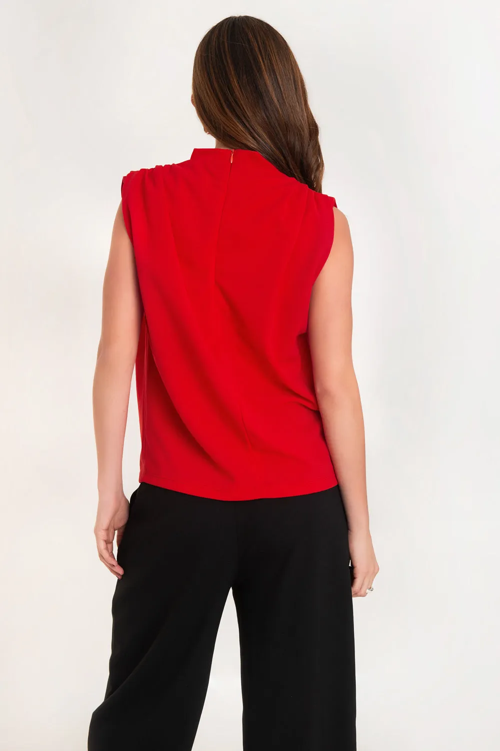 Blusa oversized sin mangas hombros plisados