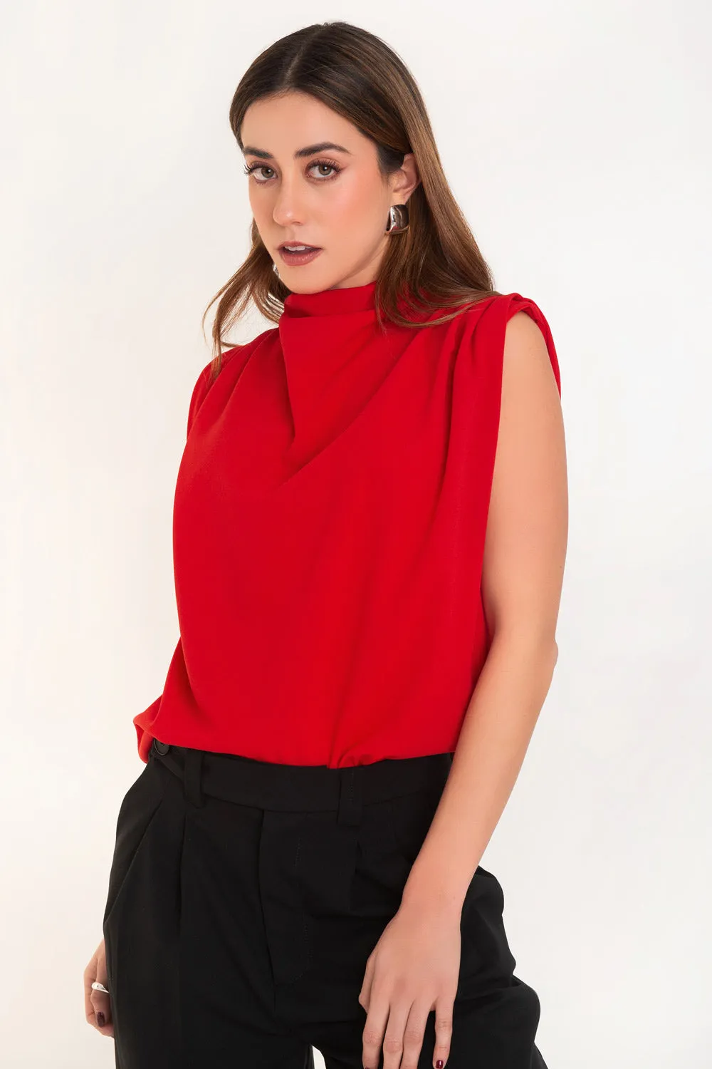 Blusa oversized sin mangas hombros plisados