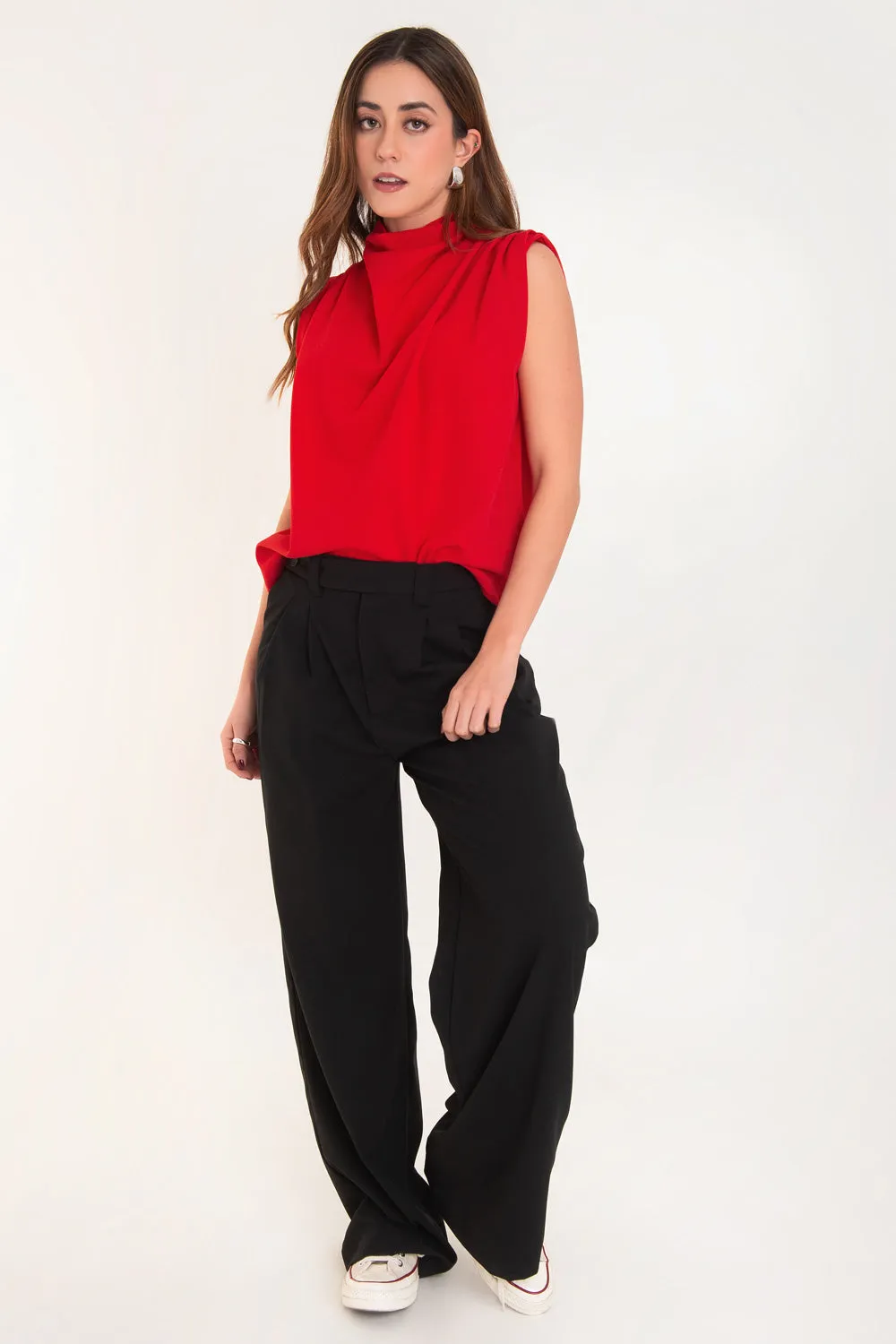 Blusa oversized sin mangas hombros plisados