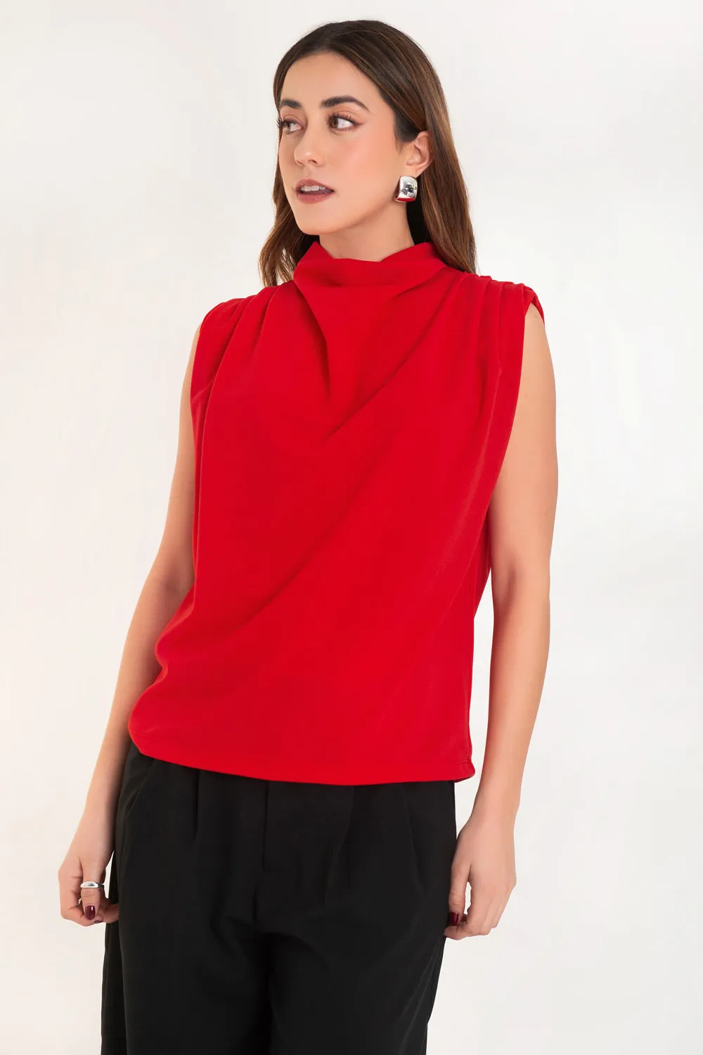 Blusa oversized sin mangas hombros plisados