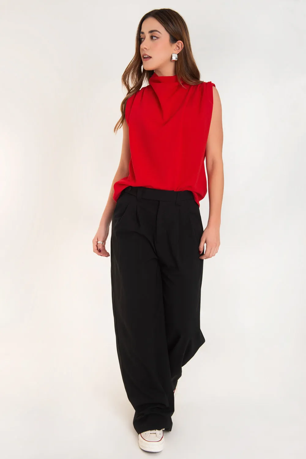 Blusa oversized sin mangas hombros plisados
