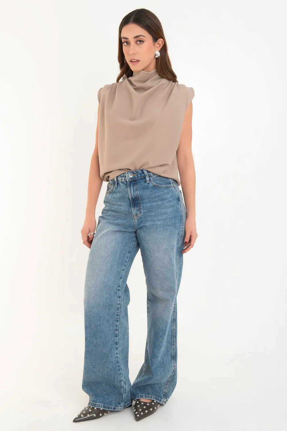 Blusa oversized sin mangas hombros plisados