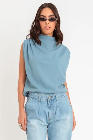 Blusa oversized sin mangas hombros plisados