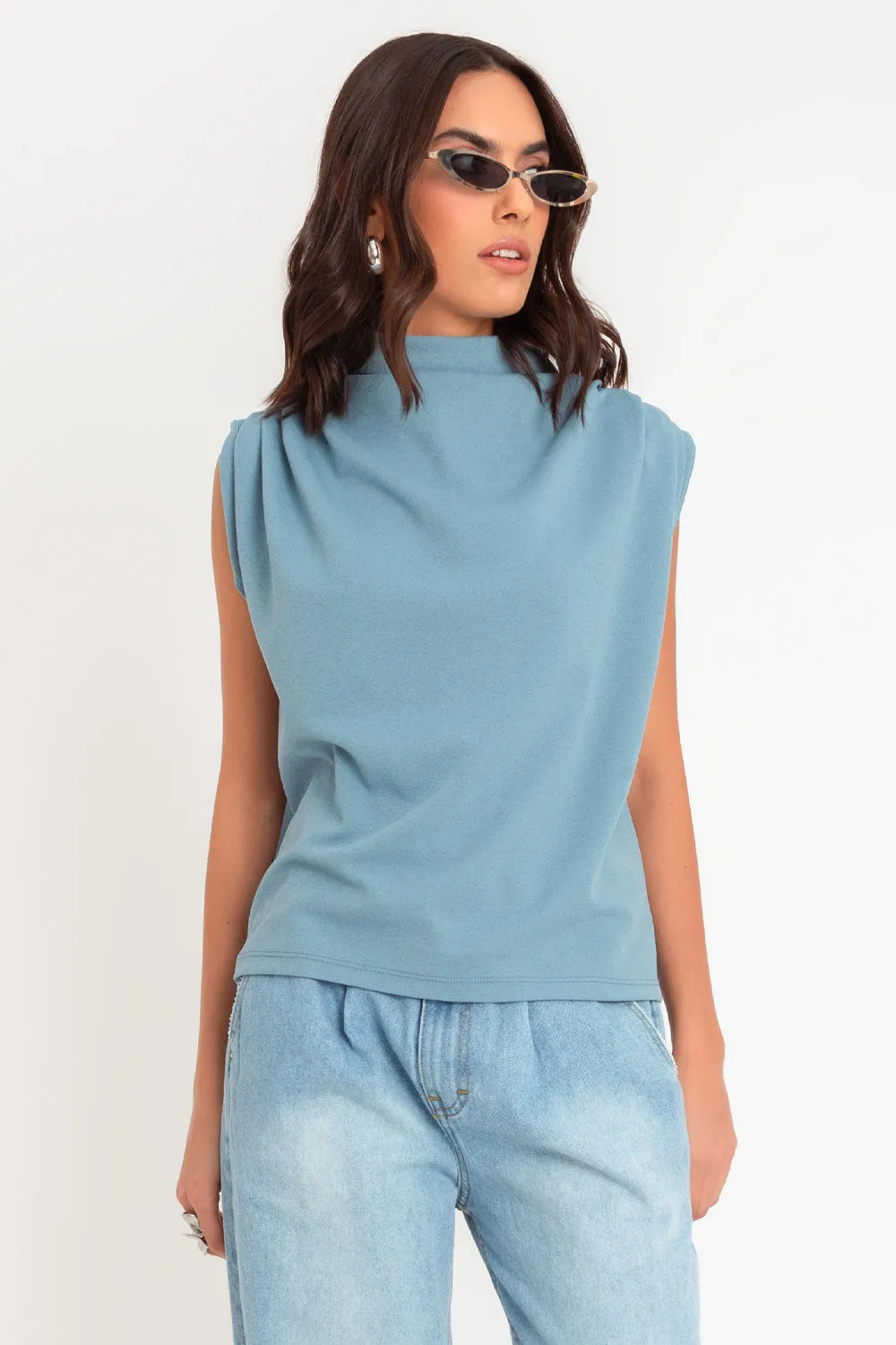 Blusa oversized sin mangas hombros plisados