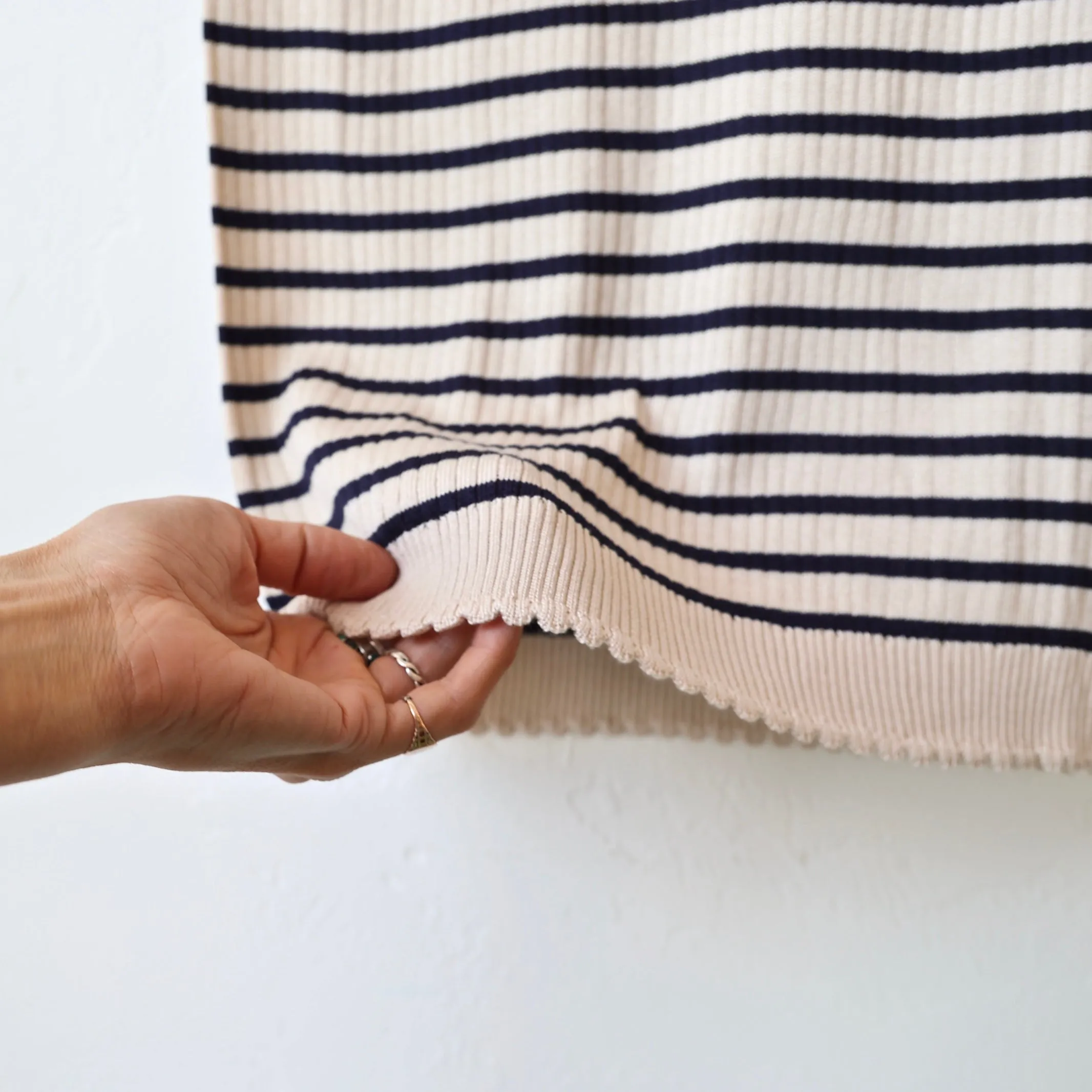 Une Heures Italian Silk Scallop Short Sleeve - Perle/Navy