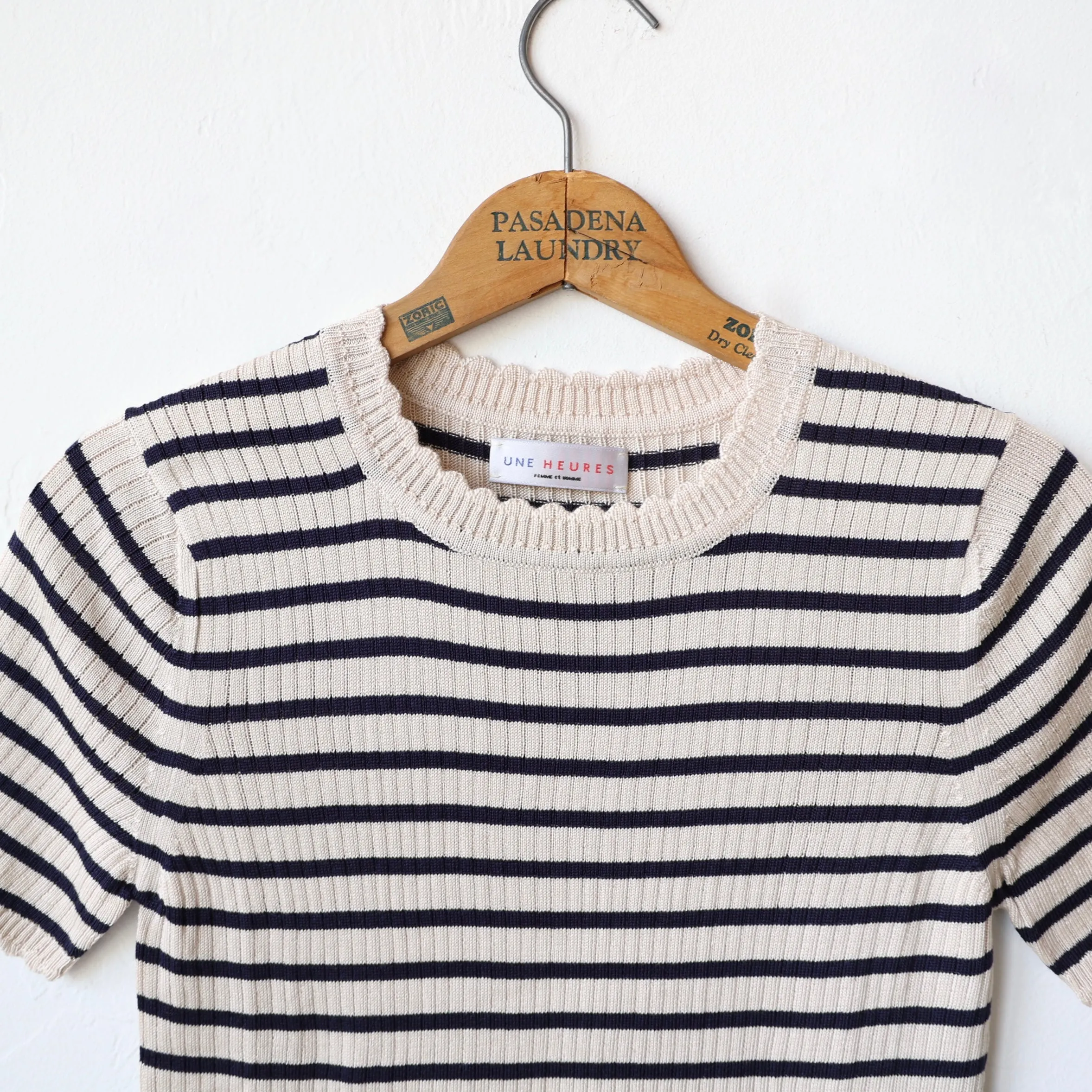 Une Heures Italian Silk Scallop Short Sleeve - Perle/Navy