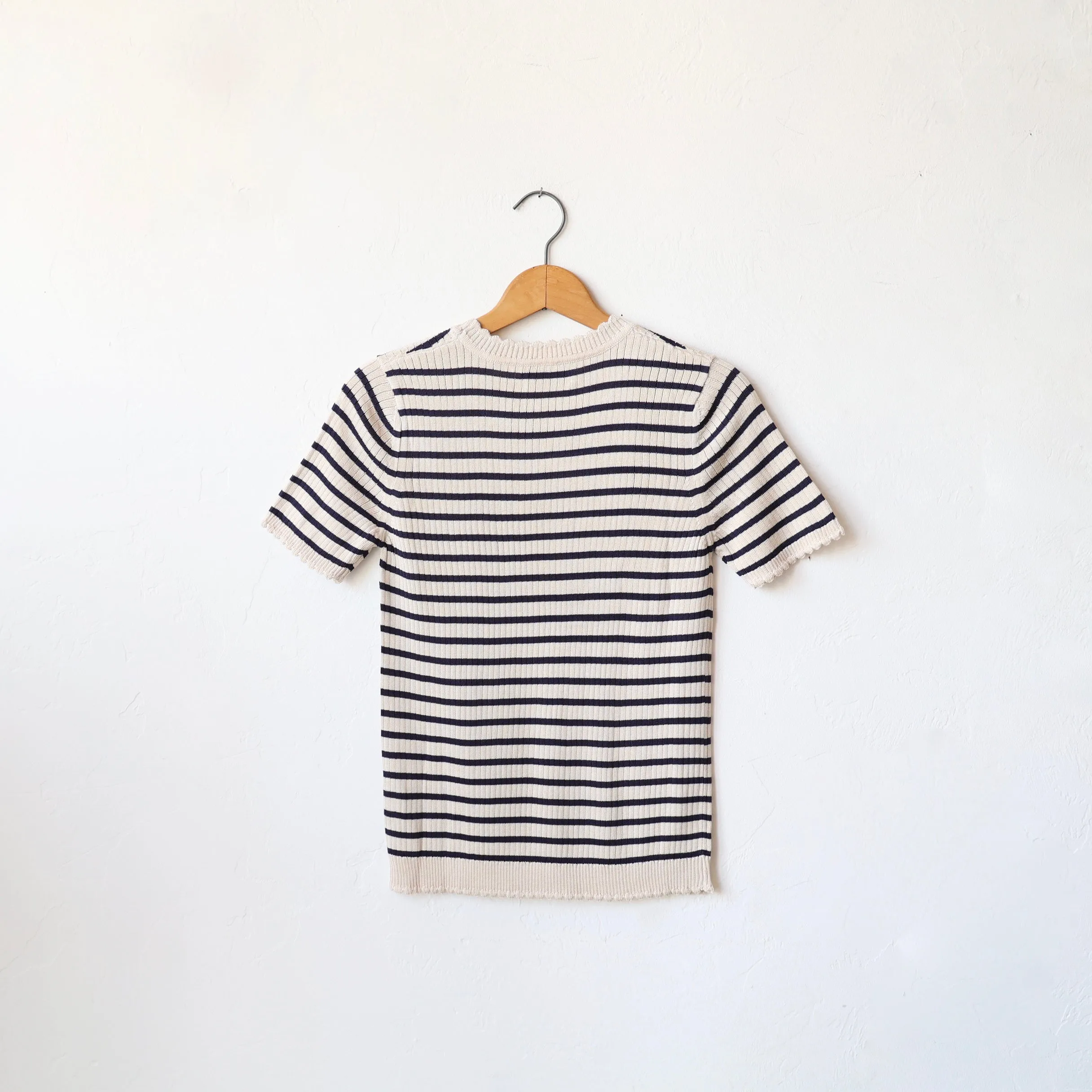 Une Heures Italian Silk Scallop Short Sleeve - Perle/Navy